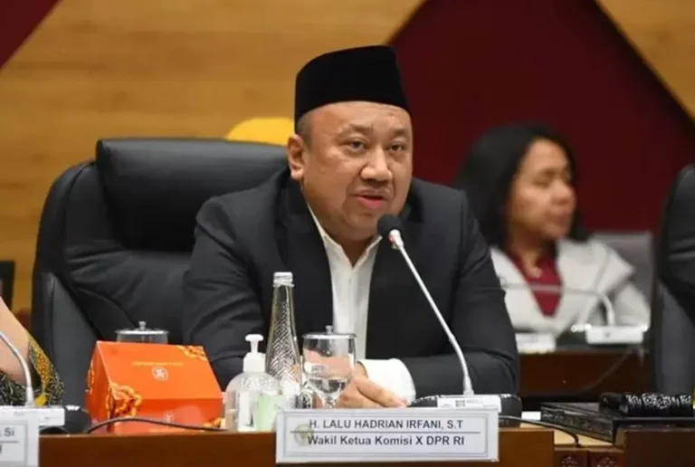 Menuju 2027, DPR Dorong Pemerintah Tingkatkan Gaji dan Tunjangan Guru-Dosen