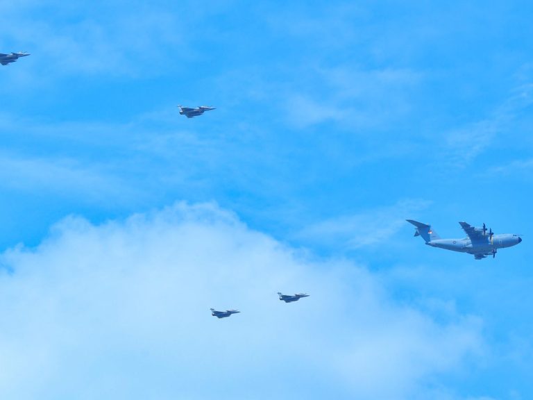 Sempat Tarik Perhatian Warga, Flypass Pesawat Tempur TNI AU bagian dari Latihan Merdeka Run